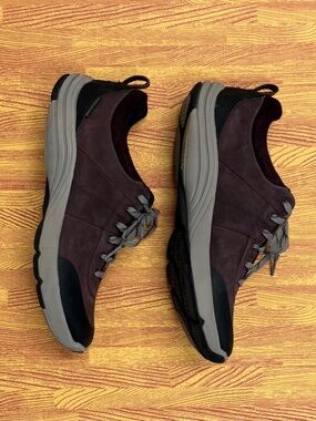 Clarks Waterproof Suede Wave Walk Sneakers Plum Travel Shoe, Sz 9